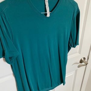 Men’s Lululemon v-neck shirt
